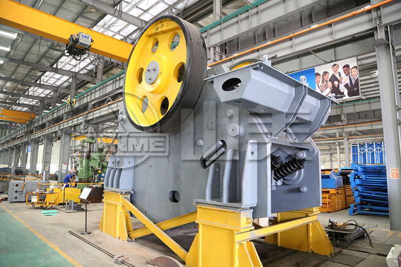 顎式破碎機工作中出現(xiàn)卡料、不下料是什么原因